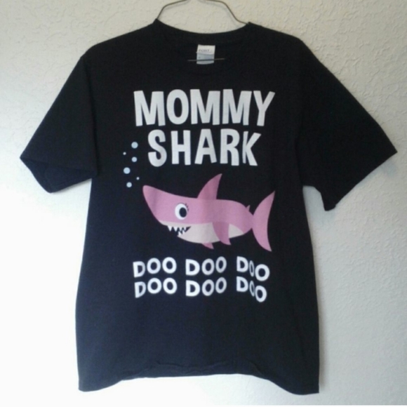 🐮 🐄 Mommy Shark Short Sleeve T-Shirt - Picture 2 of 4